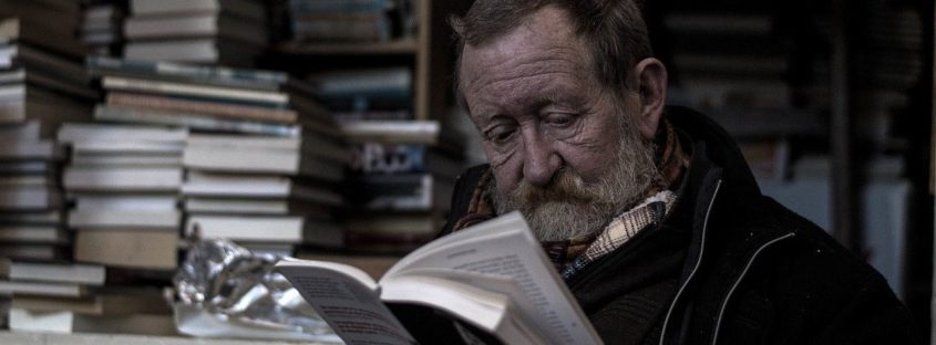 Päť osvedčených výhod čítania kníh pre seniorov